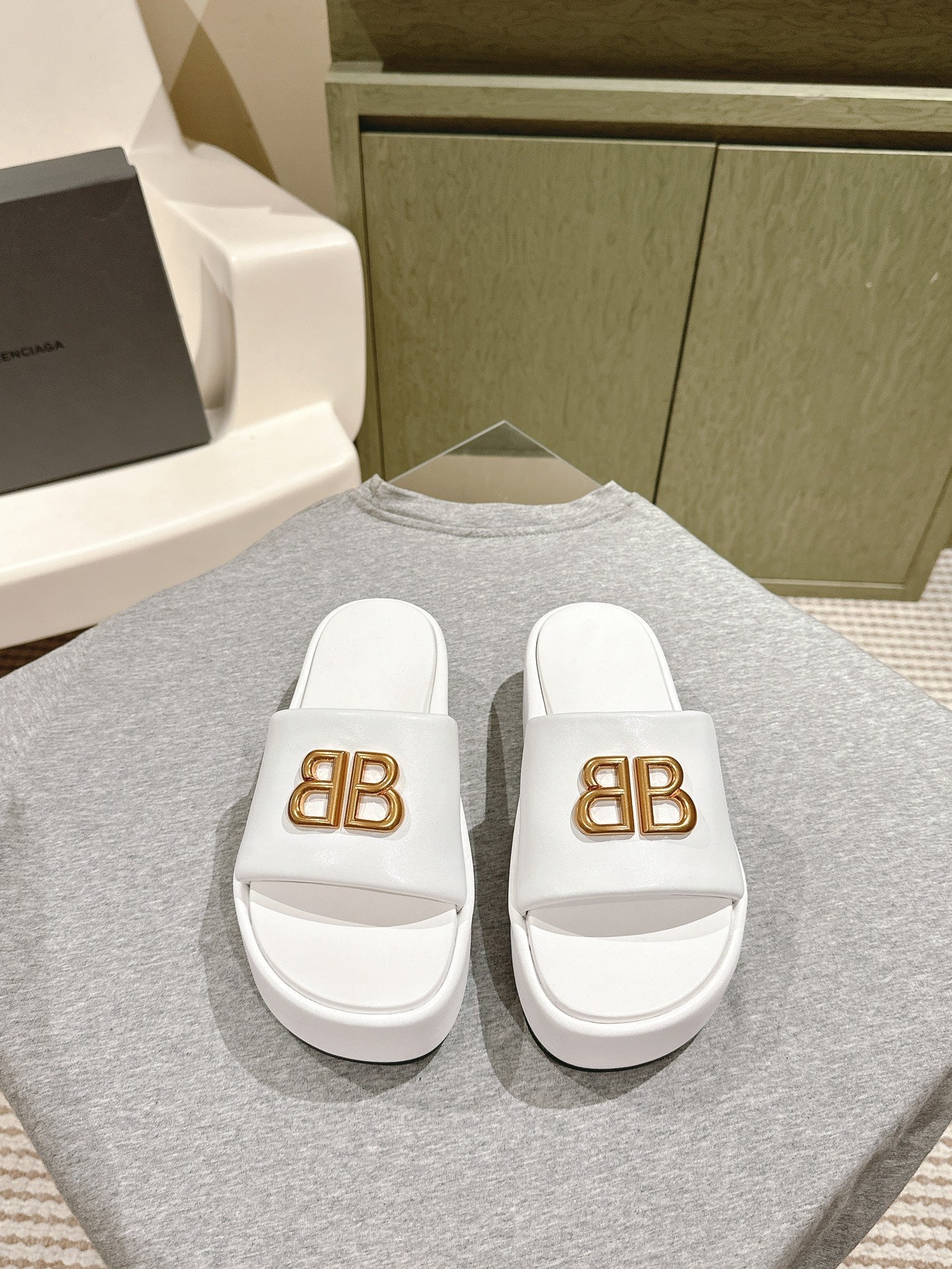 Balanciaga RISE SANDALS IN WHITE SHINY LAMBSKIN GOLD BUCKLE