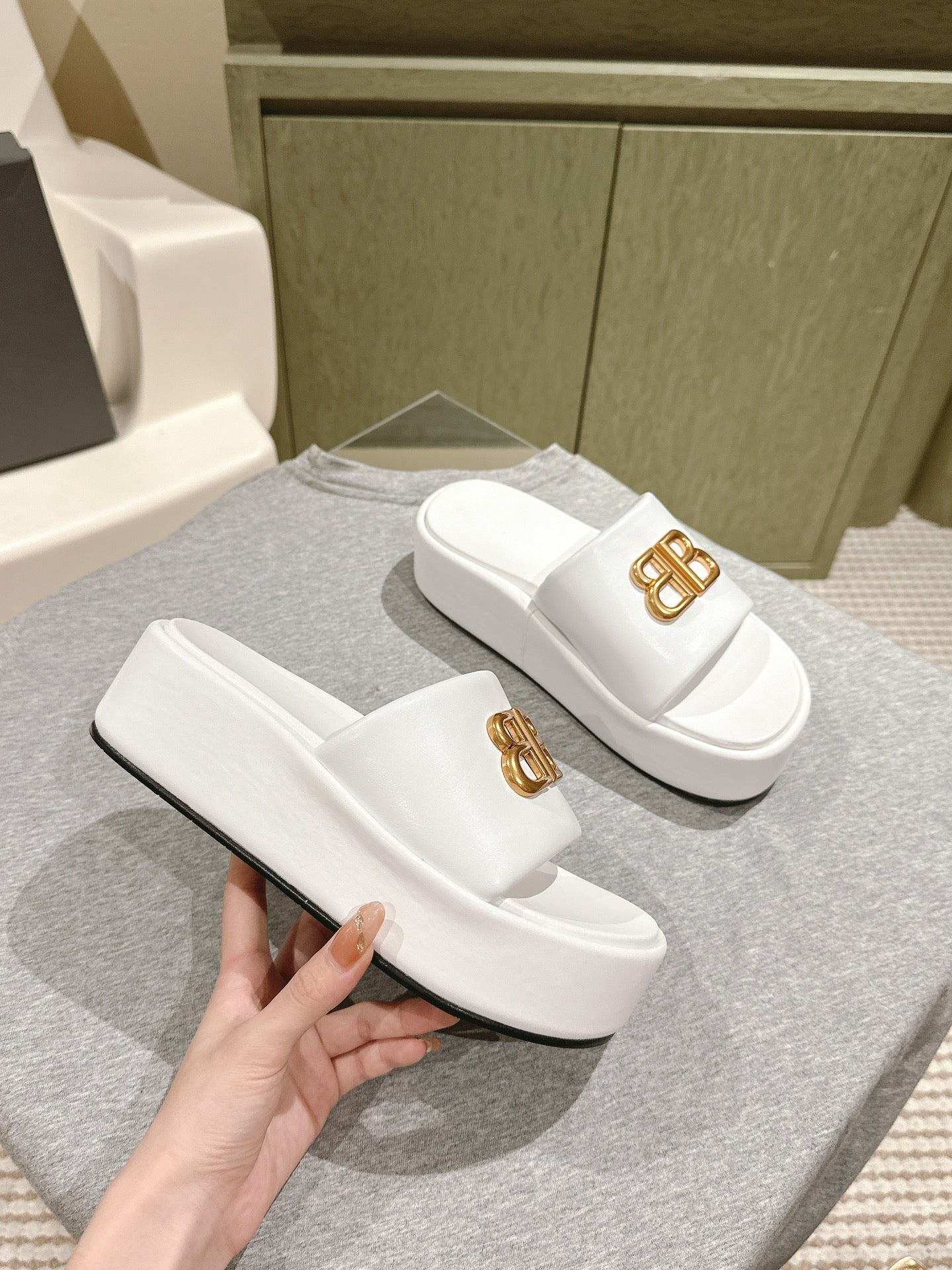 Balanciaga RISE SANDALS IN WHITE SHINY LAMBSKIN GOLD BUCKLE