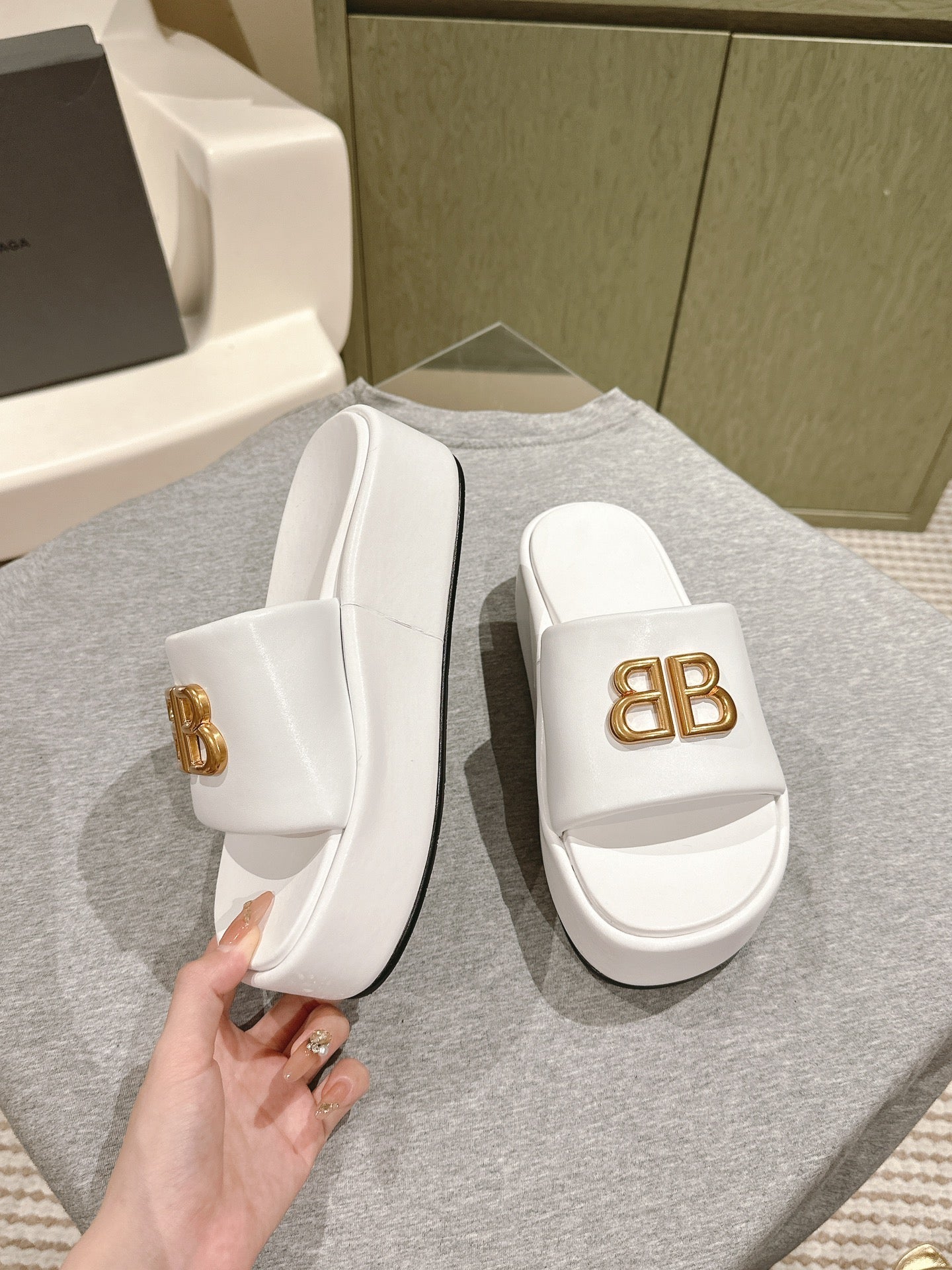 Balanciaga RISE SANDALS IN WHITE SHINY LAMBSKIN GOLD BUCKLE