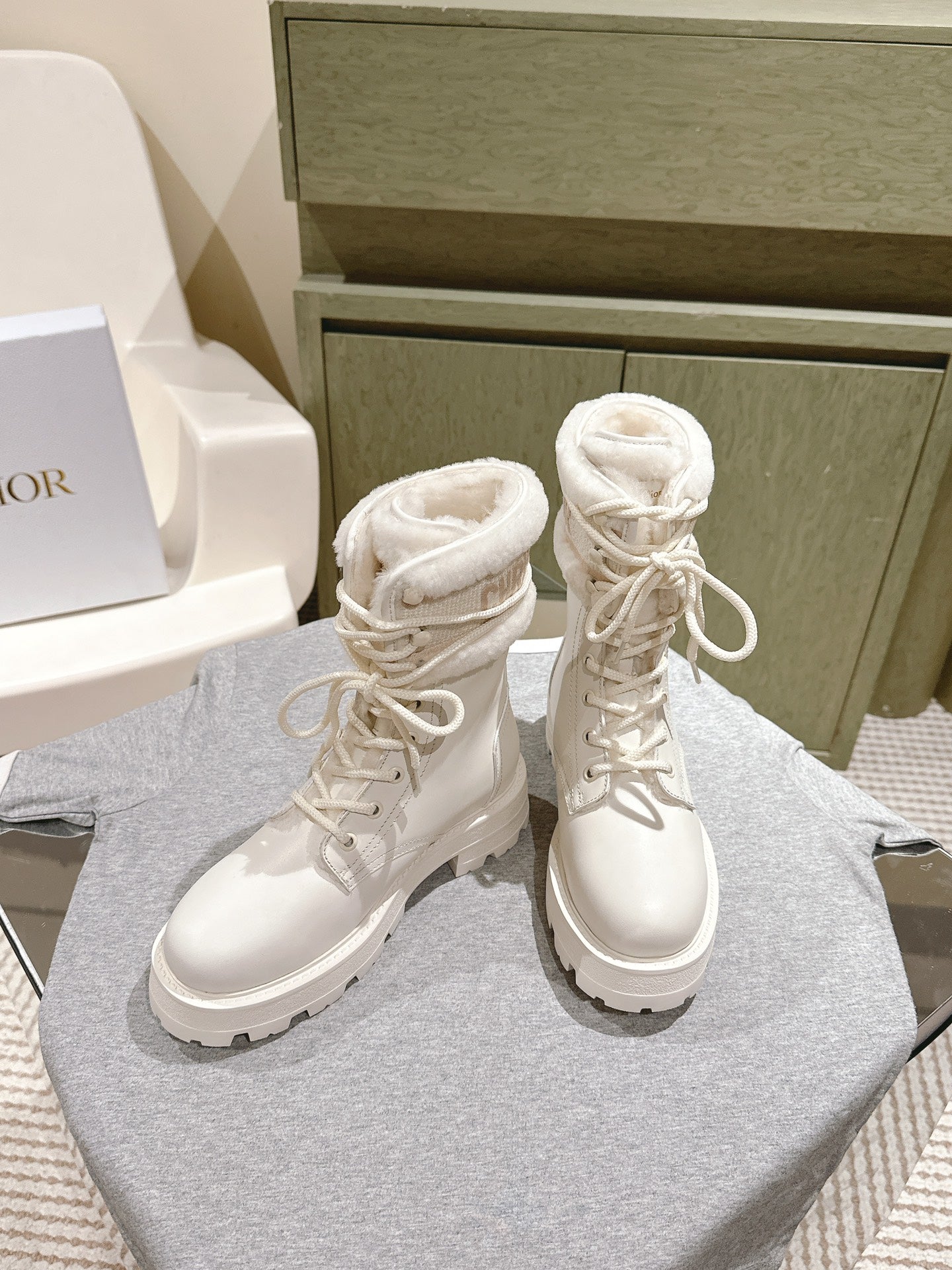 DIOR Ankle Boots In White Calfskin With Wool Fleece Lining 995818