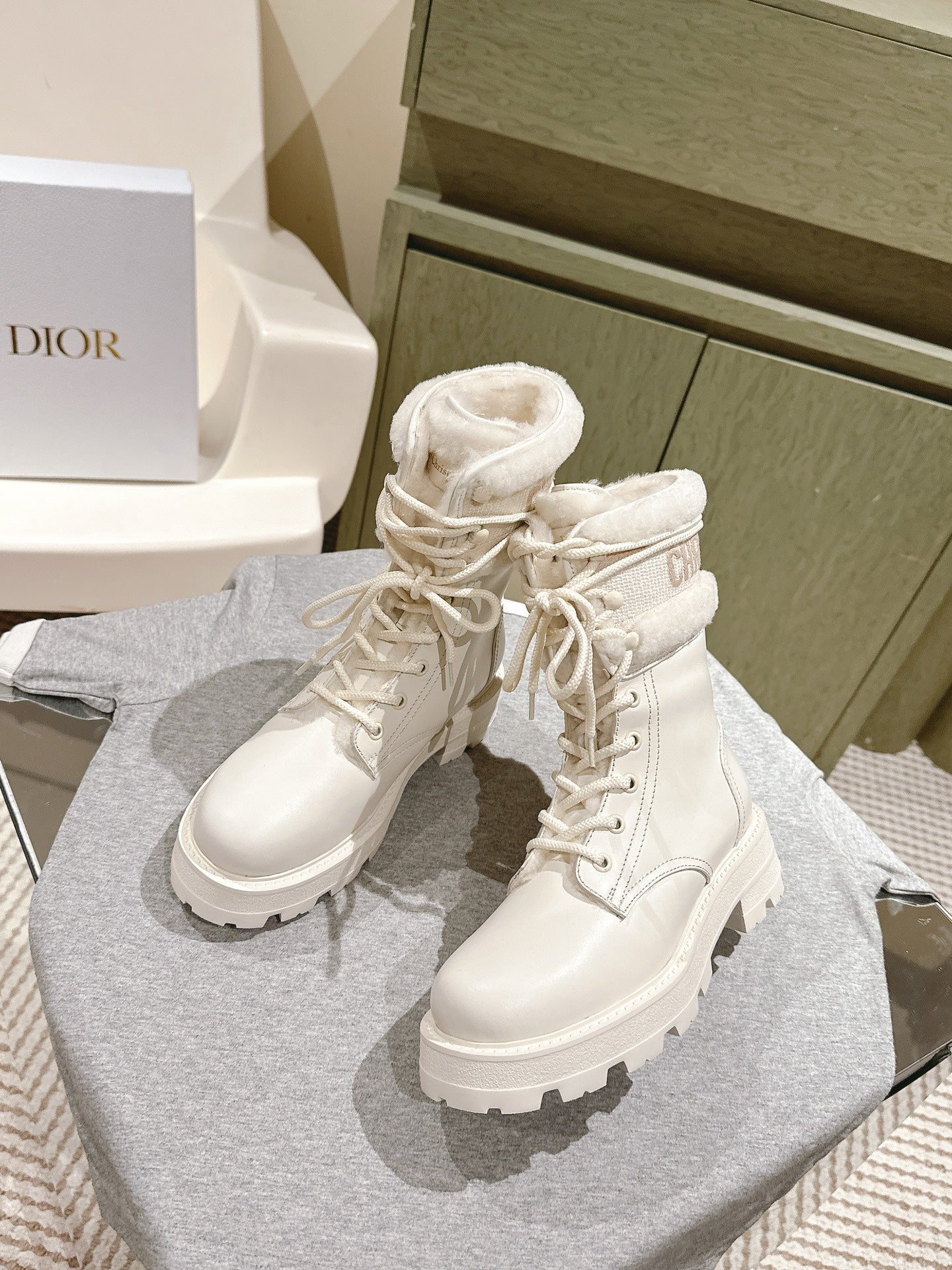 DIOR Ankle Boots In White Calfskin With Wool Fleece Lining 995818