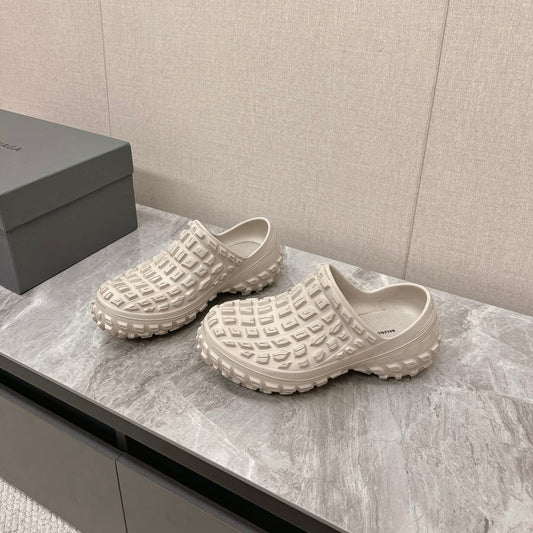 Balanciaga BOUNCER CLOG IN BEIGE RUBBER