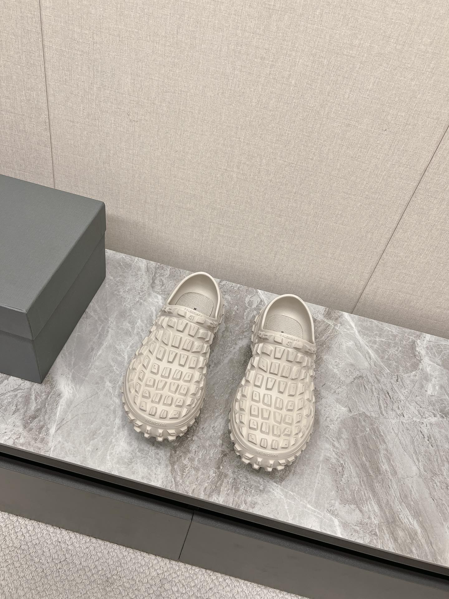 Balanciaga BOUNCER CLOG IN BEIGE RUBBER