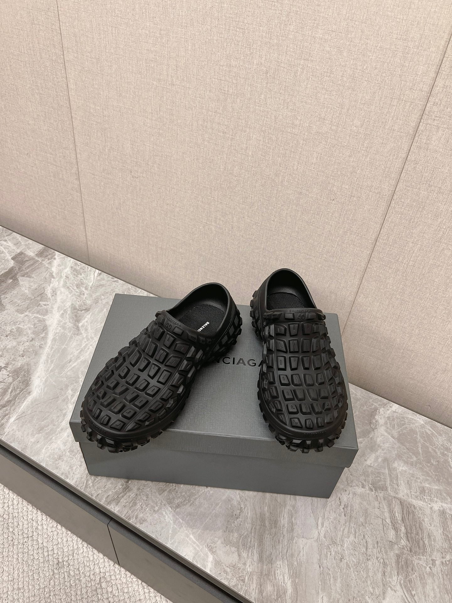 Balanciaga BOUNCER CLOG IN BLACK RUBBER