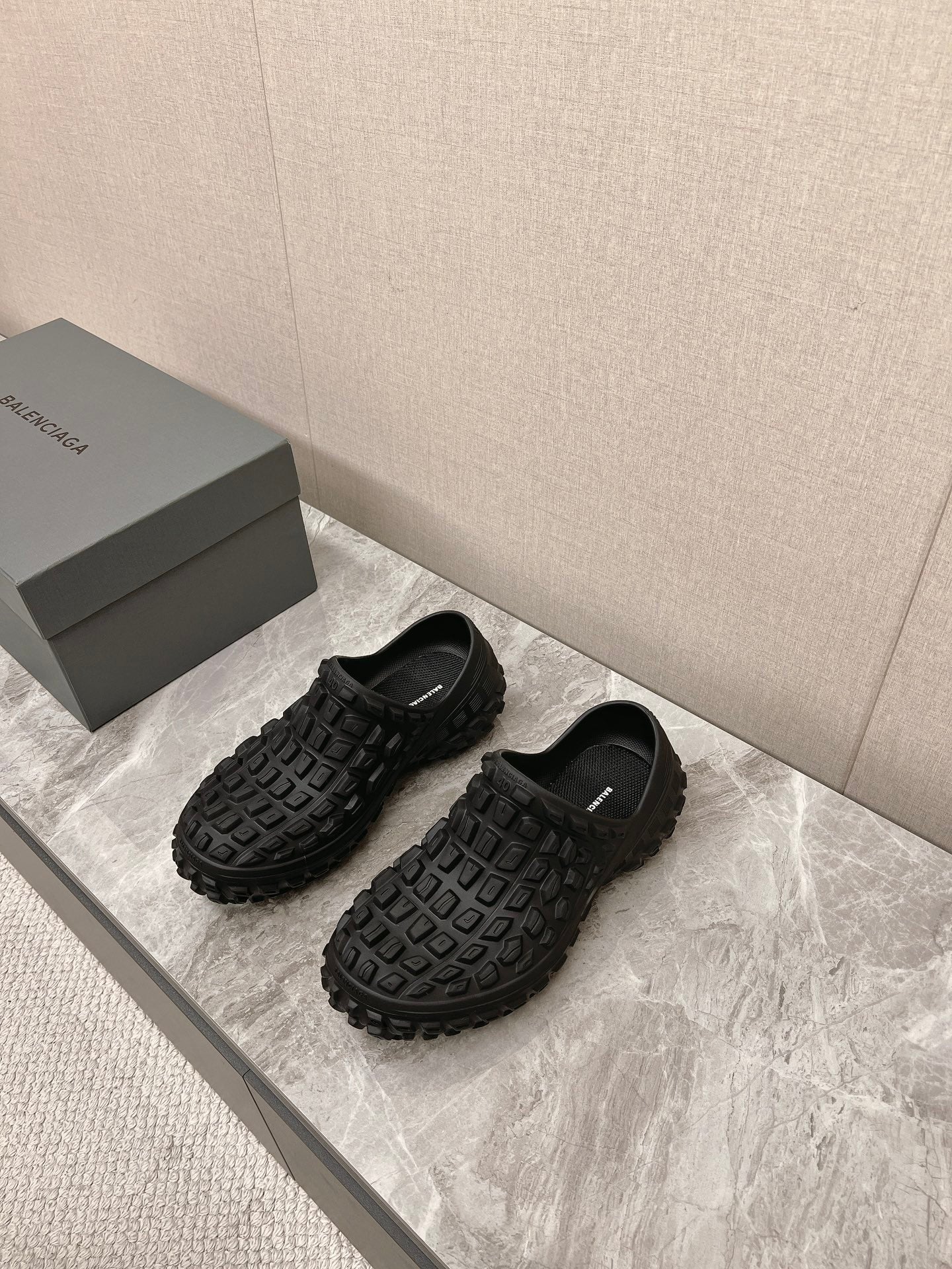 Balanciaga BOUNCER CLOG IN BLACK RUBBER