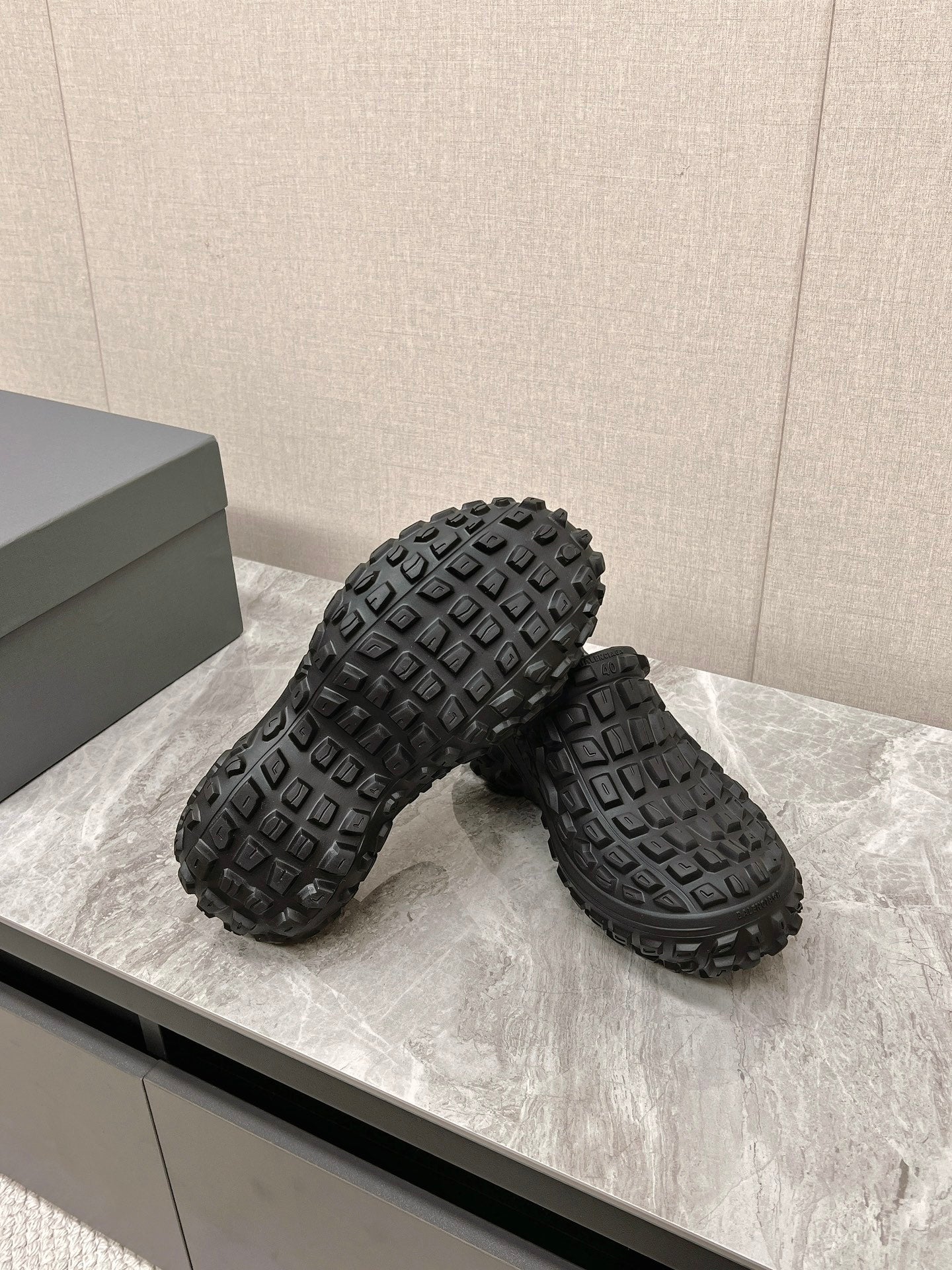 Balanciaga BOUNCER CLOG IN BLACK RUBBER