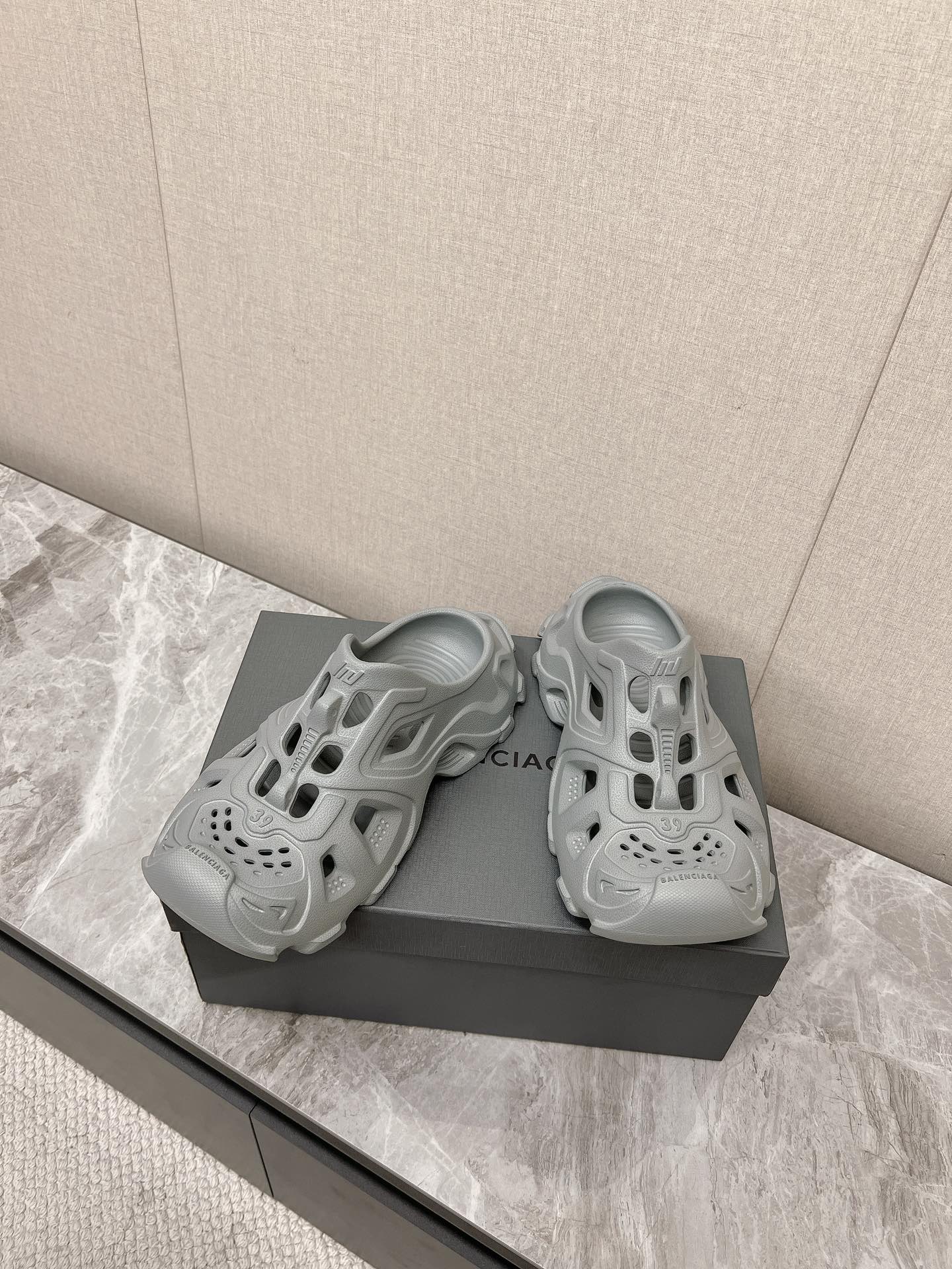 Balanciaga CUT-OUT MULES IN GRAY RUBBER