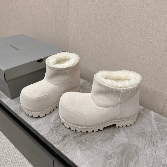 Balanciaga ALASKA BOOTIE IN WHITE SUEDE AND WOOL LINING