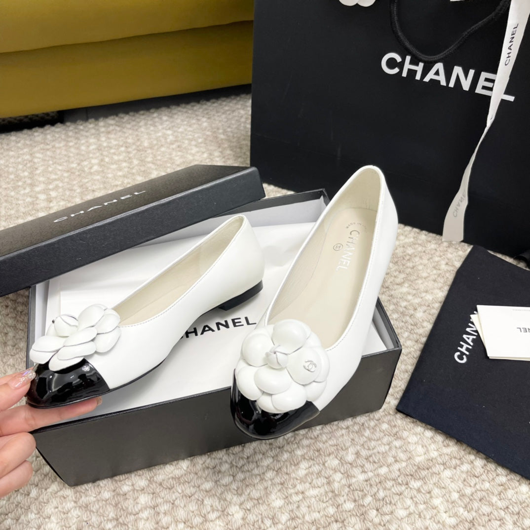 CHANEL ballet flat flower white calfskin black patent calfskin