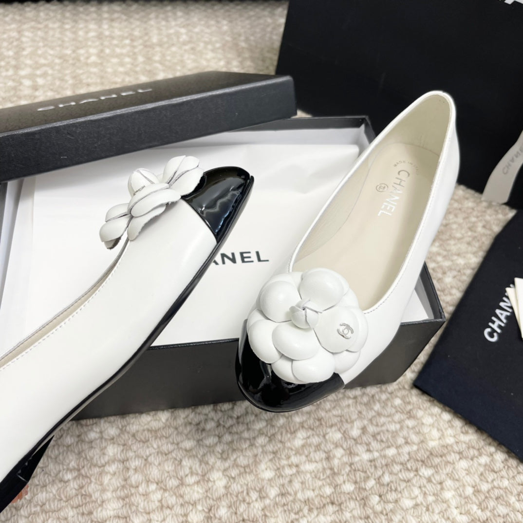 CHANEL ballet flat flower white calfskin black patent calfskin