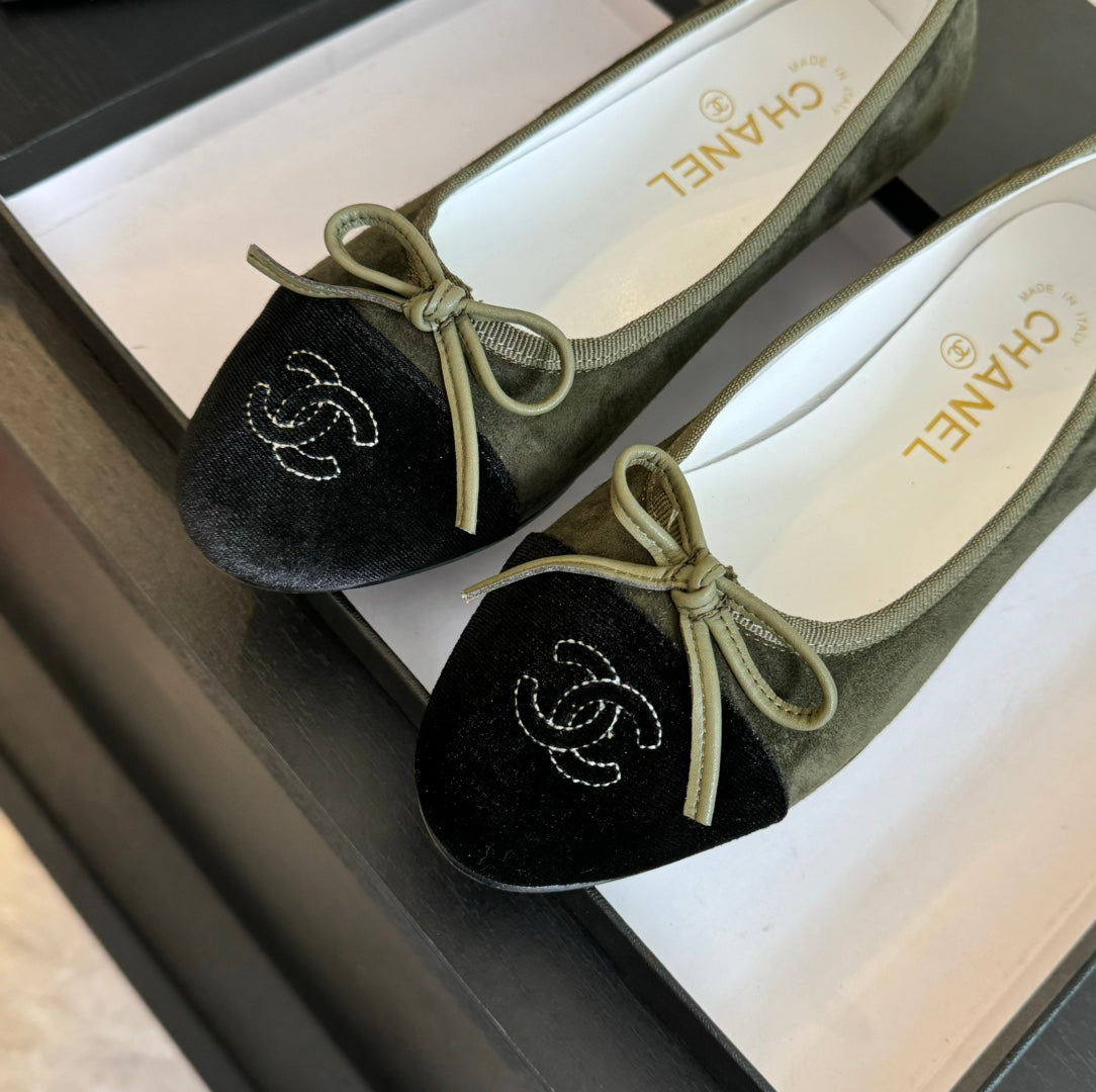 CHANEL ballet flat moss green suede  and black canvas