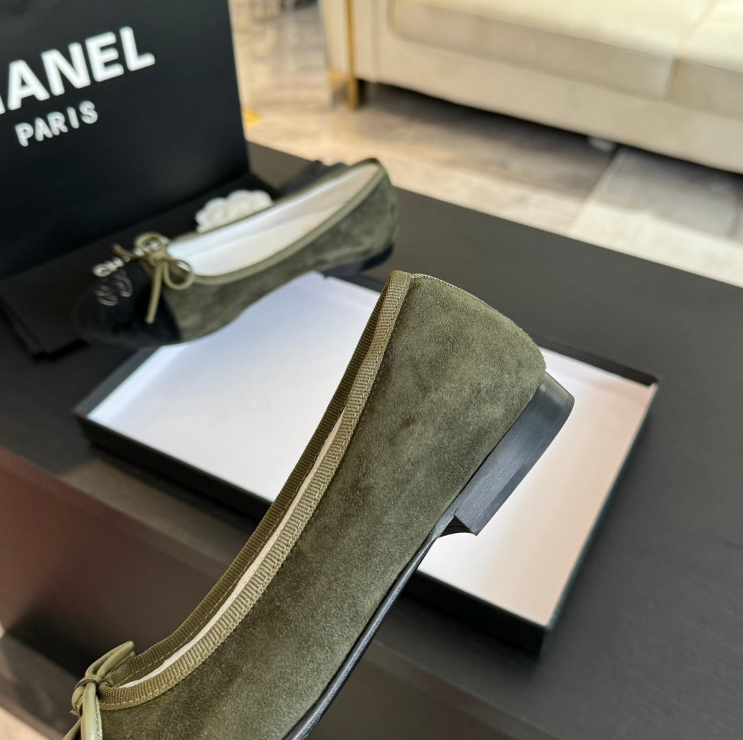 CHANEL ballet flat moss green suede  and black canvas