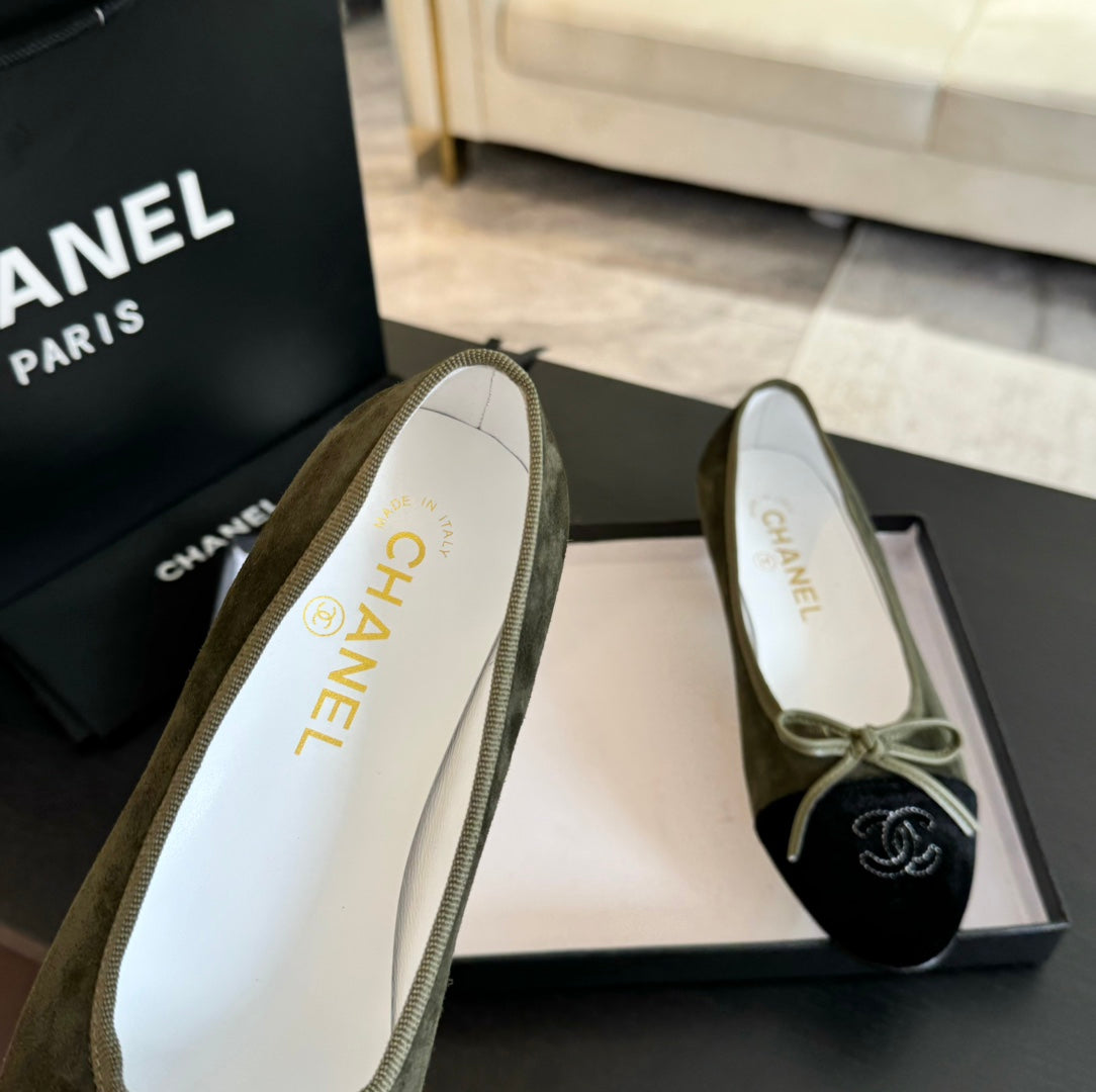 CHANEL ballet flat moss green suede  and black canvas