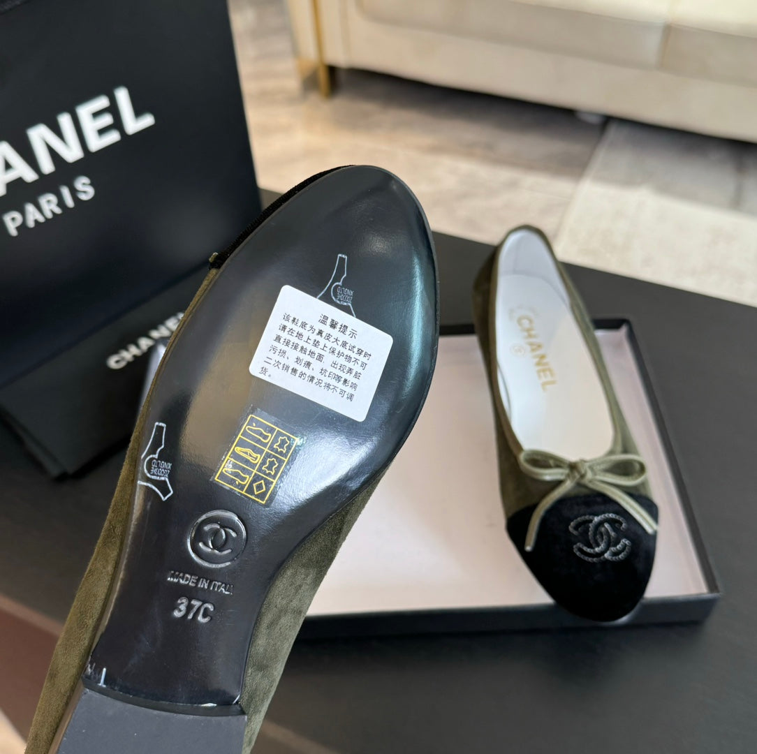 CHANEL ballet flat moss green suede  and black canvas