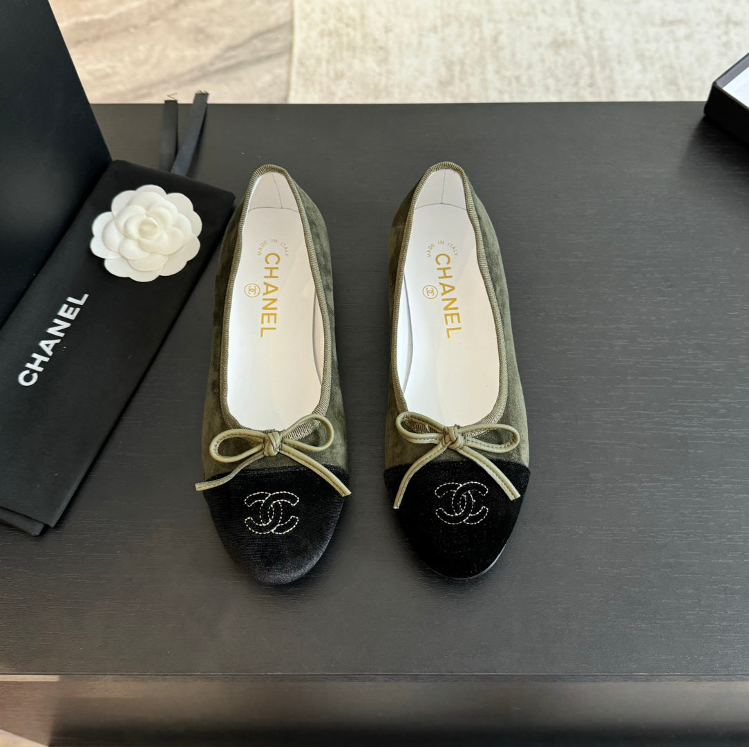 CHANEL ballet flat moss green suede  and black canvas