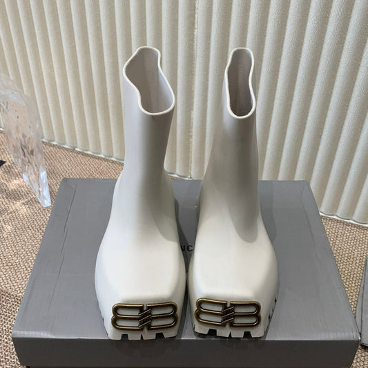 Balanciaga WHITE SCULPTED RUBBER BOOTS WITH GOLD MONOGRAM