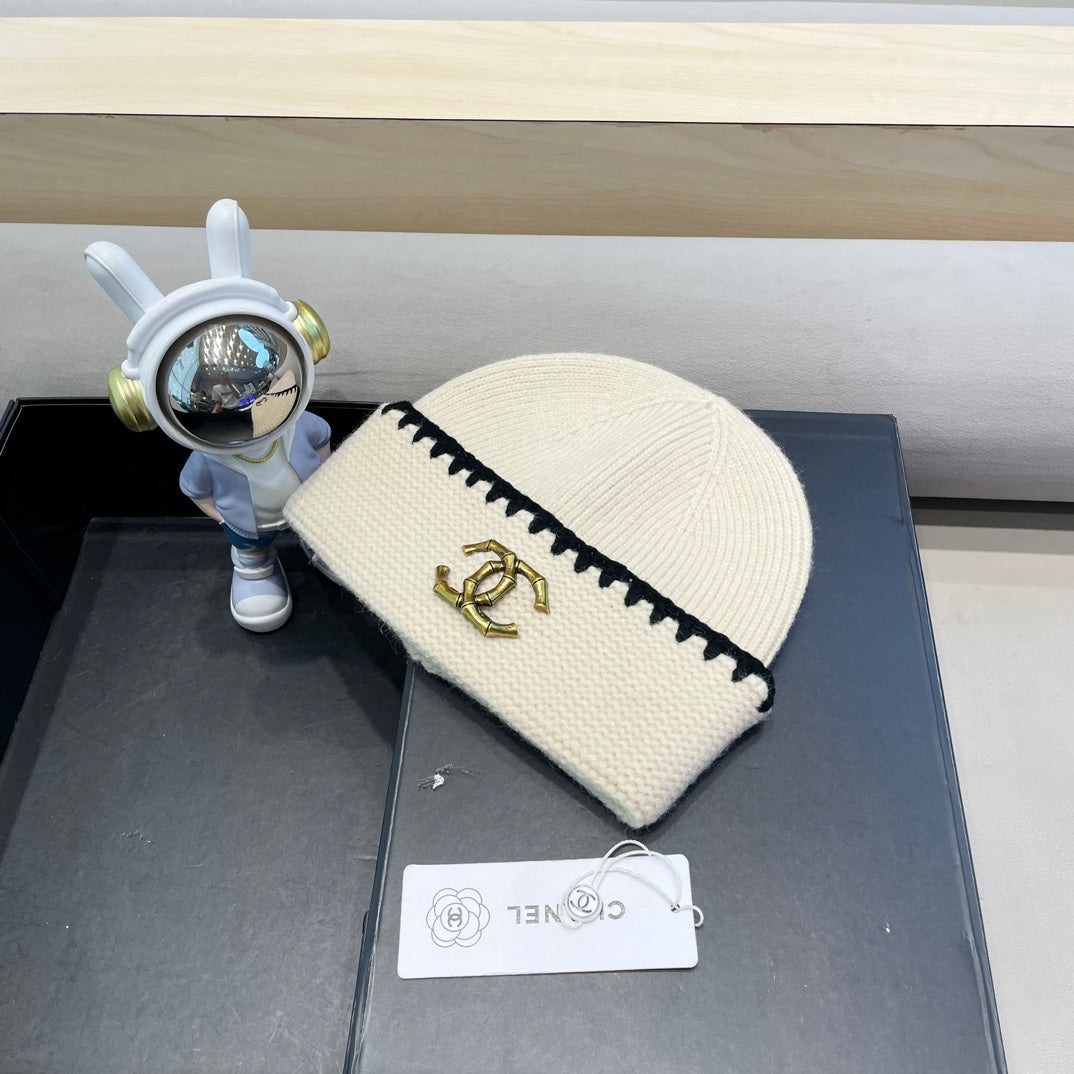 CHANEL BEANIE HAT IN WHITE WOOL 419782