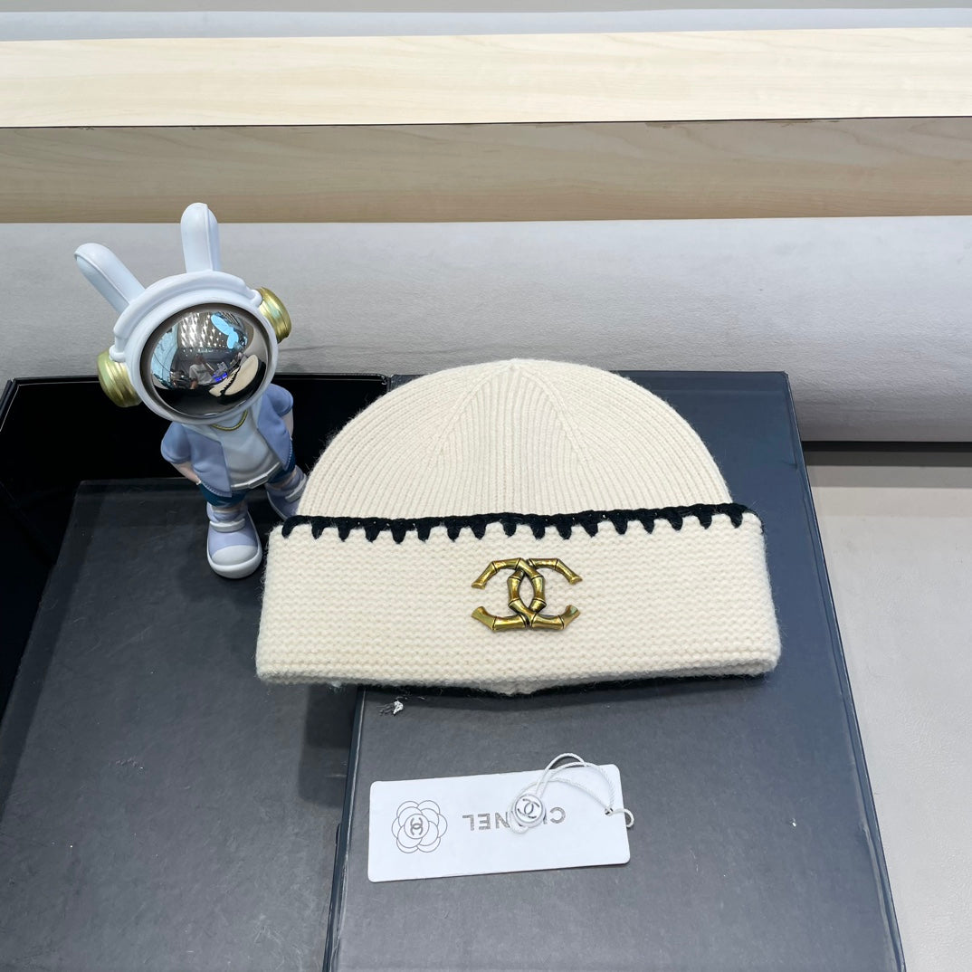 CHANEL BEANIE HAT IN WHITE WOOL 419782