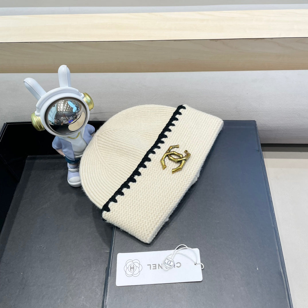 CHANEL BEANIE HAT IN WHITE WOOL 419782