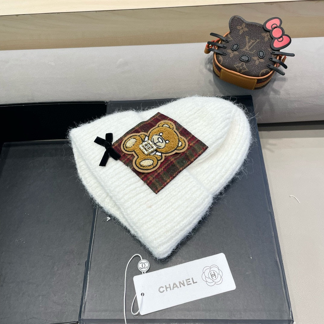 CHANEL BEANIE HAT IN WHITE WOOL WITH BOW 421253