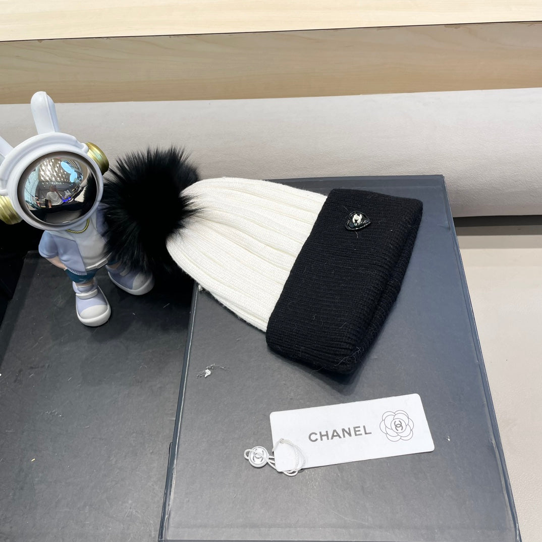 CHANEL BEANIE HAT IN BLACK MIX WHITE WOOL 421053