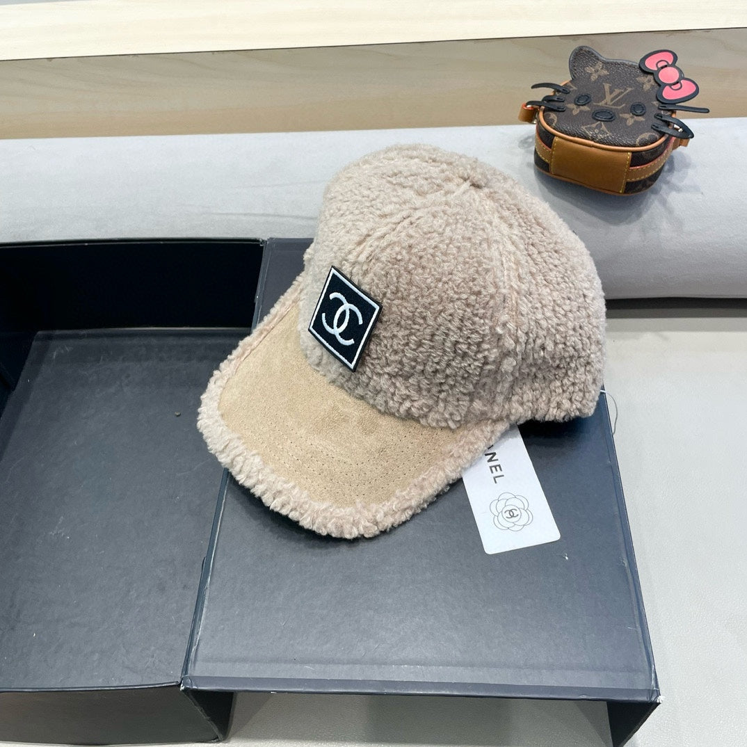 CHANEL BASEBALL CAP IN CAMEL BEIGE SHEARLING 422432