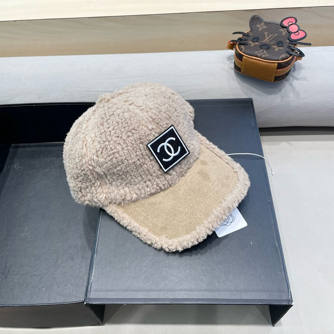 CHANEL BASEBALL CAP IN CAMEL BEIGE SHEARLING 422432