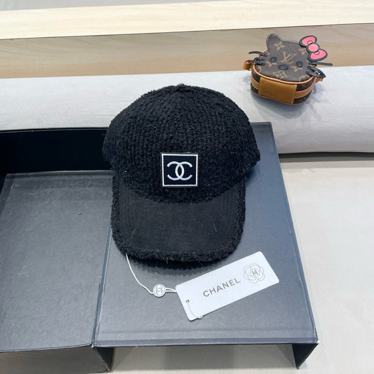 CHANEL BASEBALL CAP IN BLACK SHEARLING 422433
