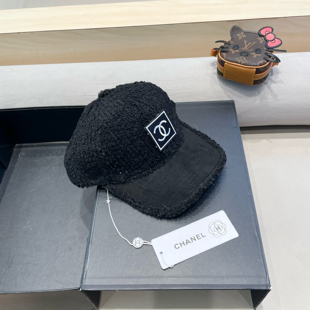 CHANEL BASEBALL CAP IN BLACK SHEARLING 422433