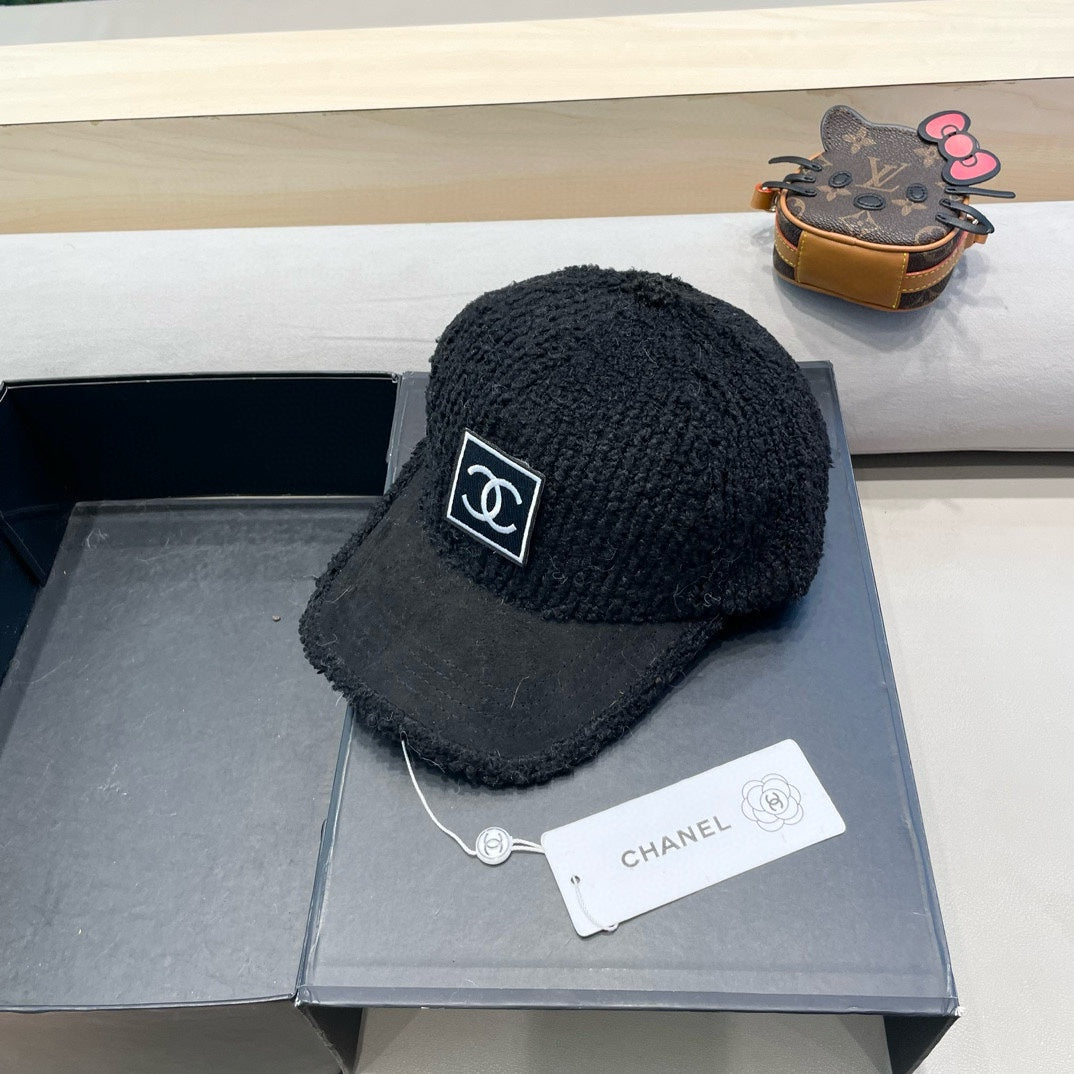 CHANEL BASEBALL CAP IN BLACK SHEARLING 422433