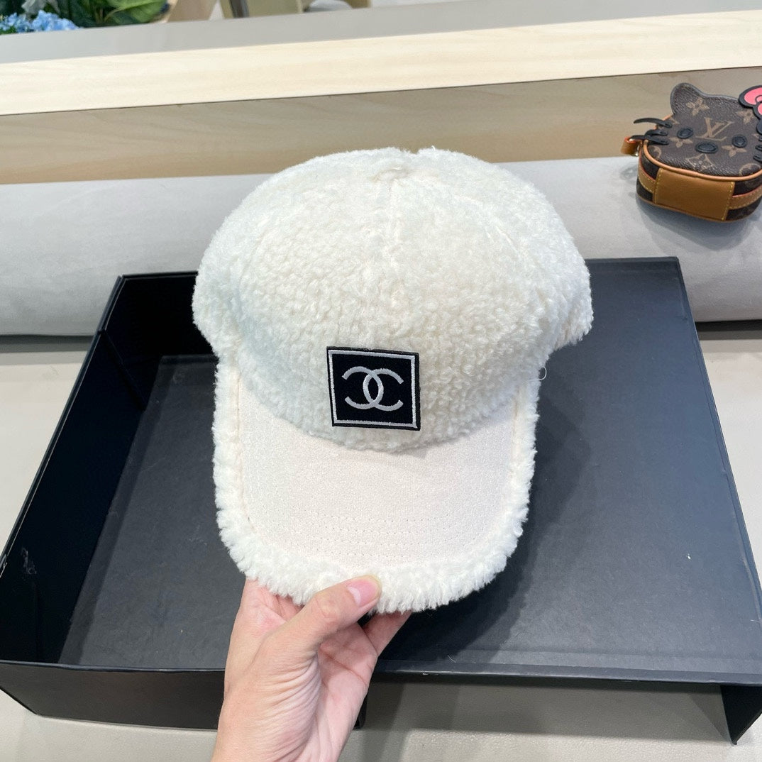 CHANEL BASEBALL CAP IN WHITE SHEARLING 422434
