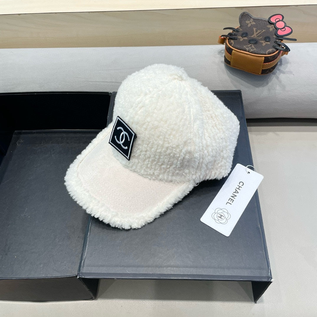 CHANEL BASEBALL CAP IN WHITE SHEARLING 422434