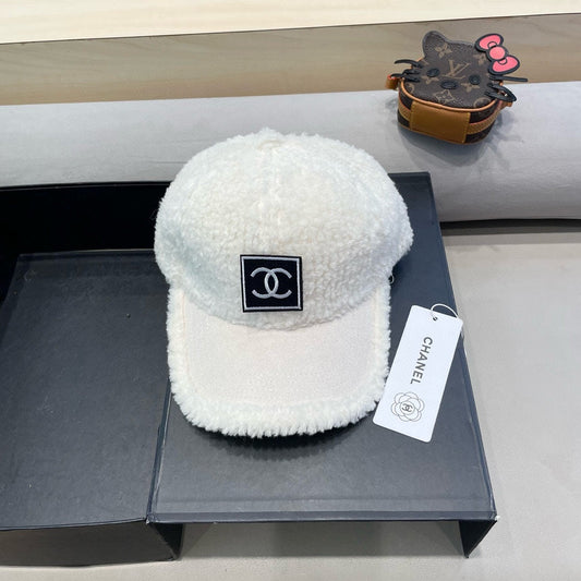 CHANEL BASEBALL CAP IN WHITE SHEARLING 422434
