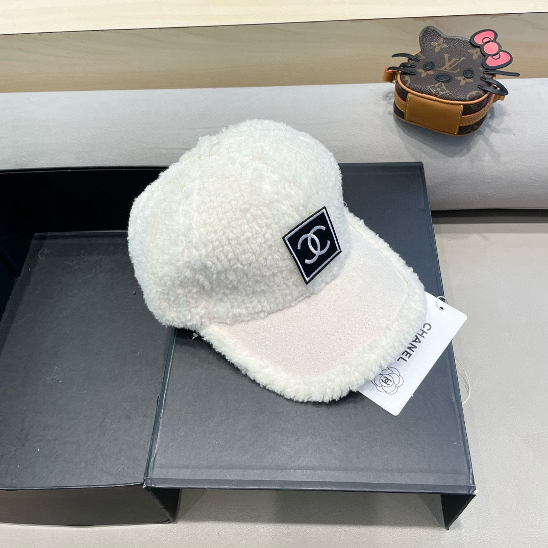 CHANEL BASEBALL CAP IN WHITE SHEARLING 422434