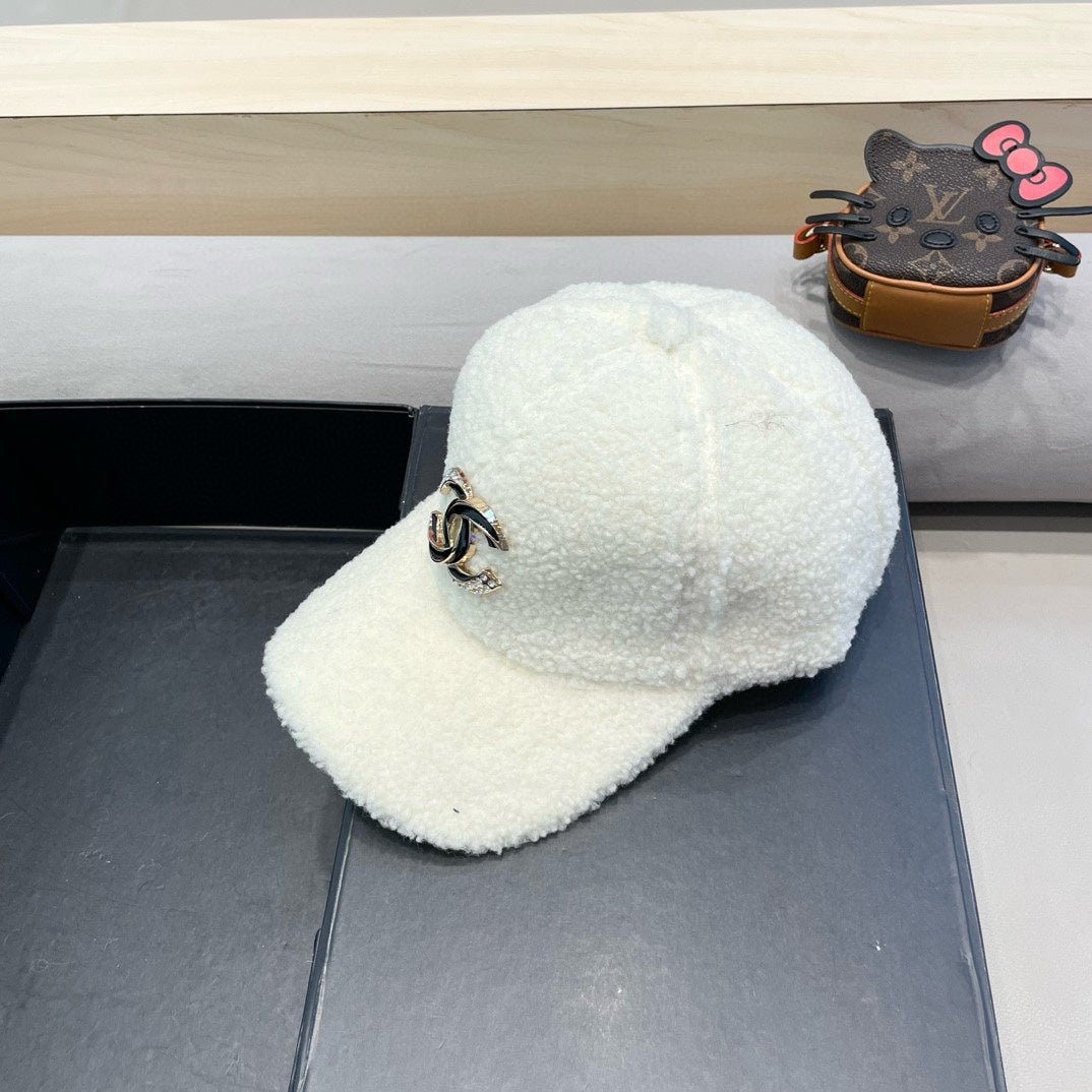 CHANEL BASEBALL HAT IN WHITE LAMB FUR 424251