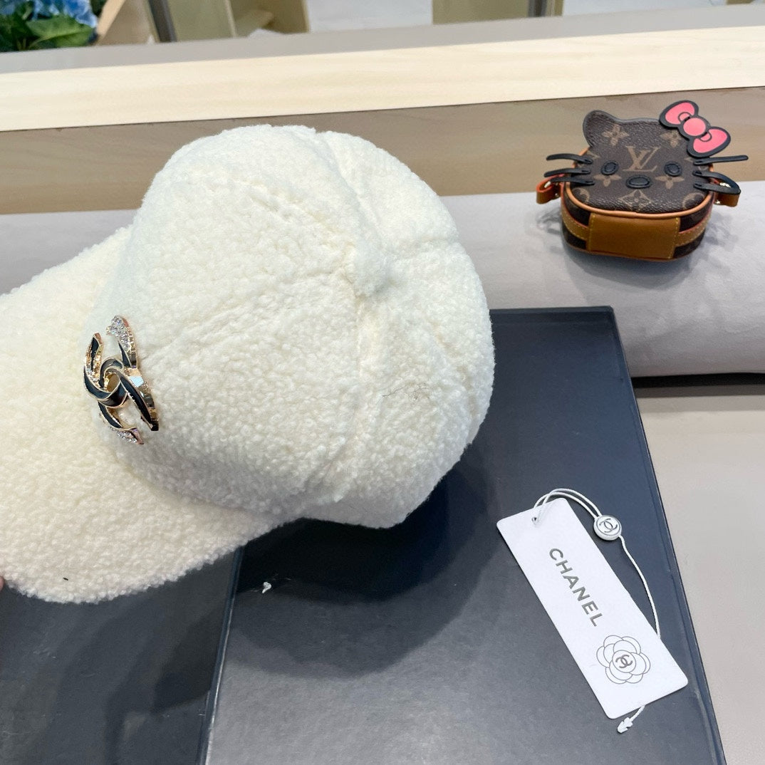 CHANEL BASEBALL HAT IN WHITE LAMB FUR 424251