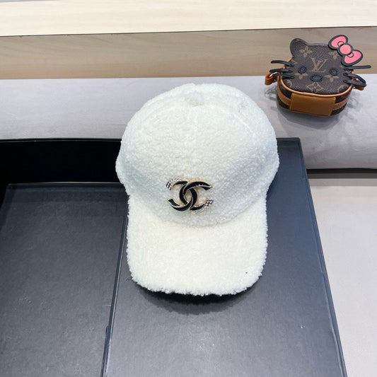 CHANEL BASEBALL HAT IN WHITE LAMB FUR 424251