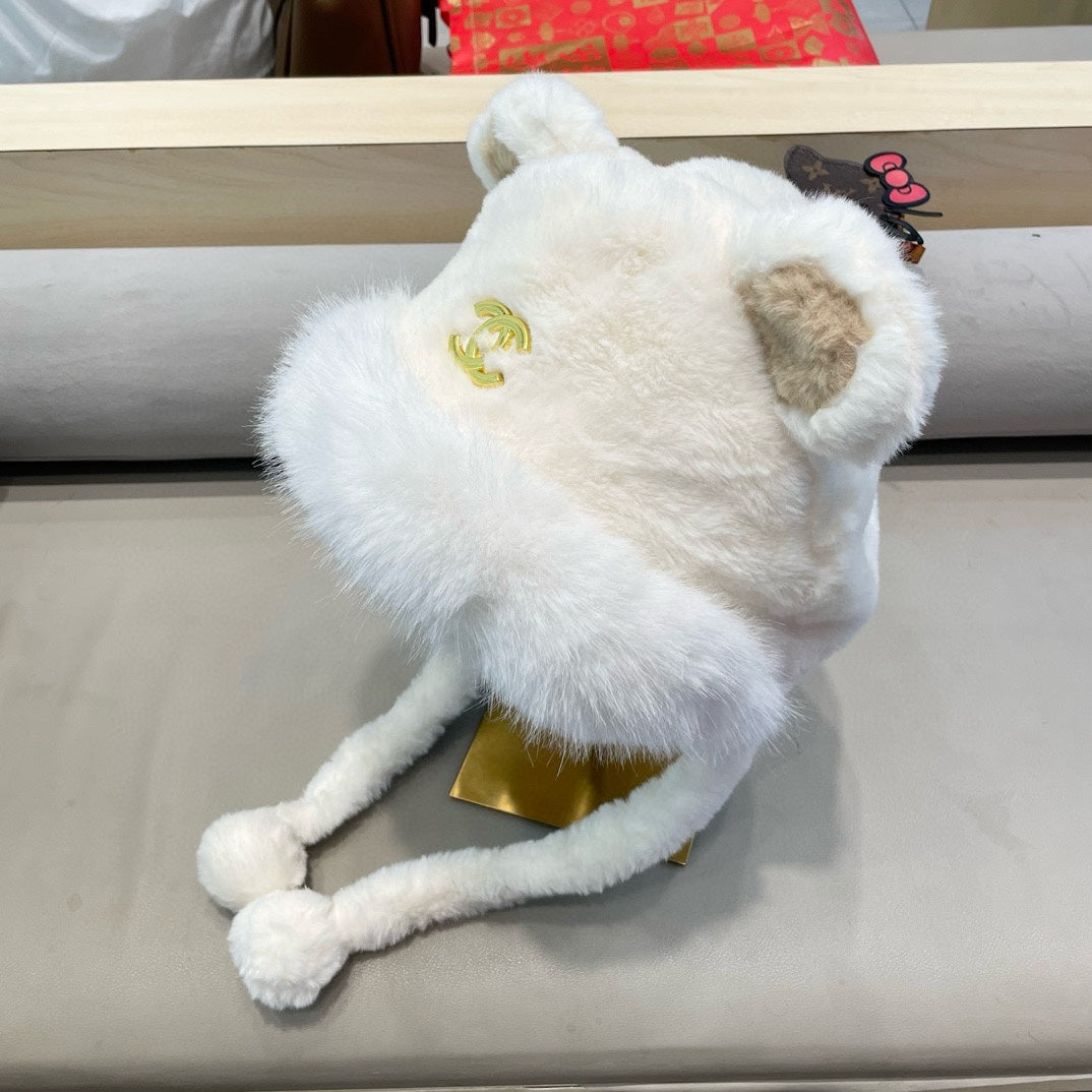 CHANEL BEANIE HAT IN WHITE LAMB FUR 426240