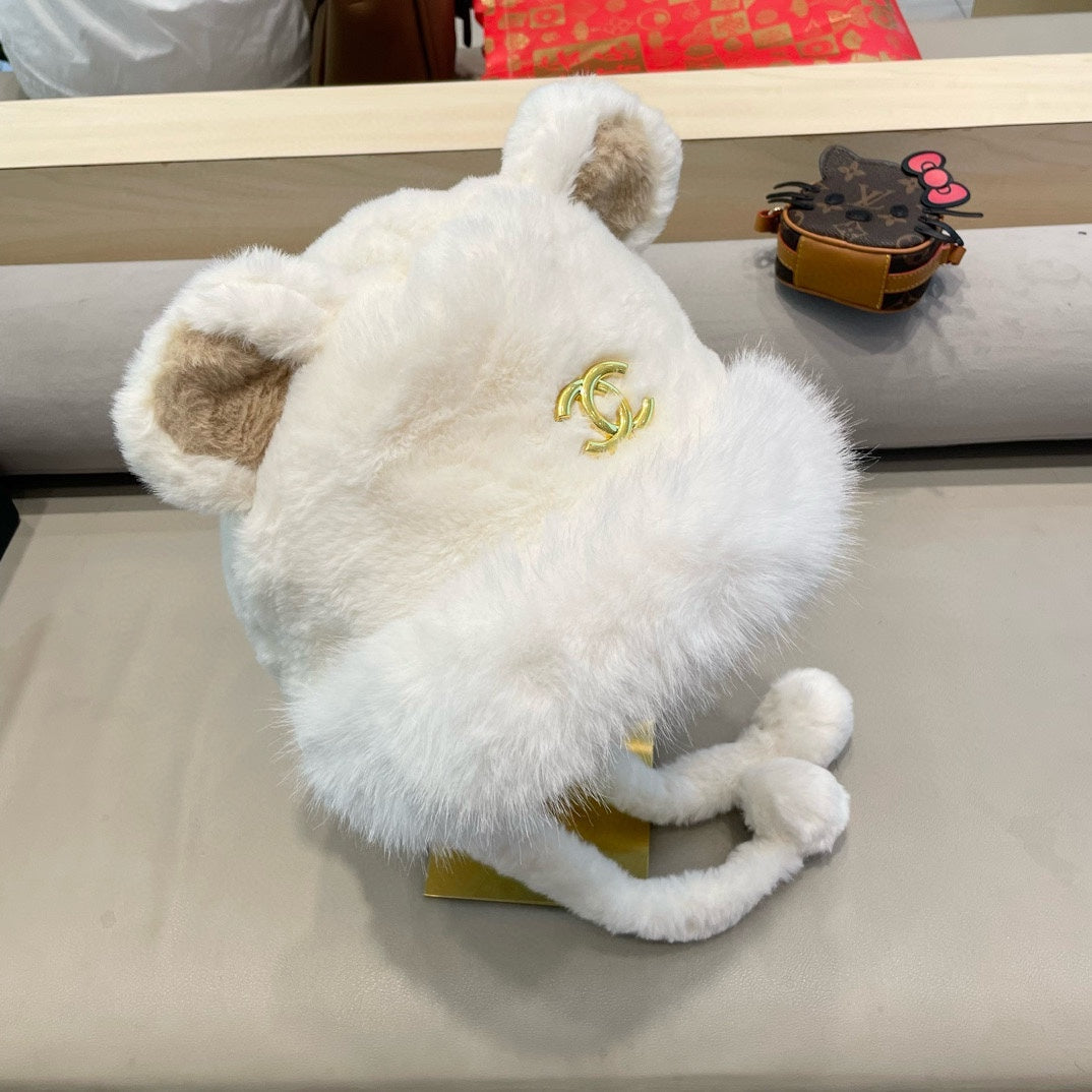 CHANEL BEANIE HAT IN WHITE LAMB FUR 426240