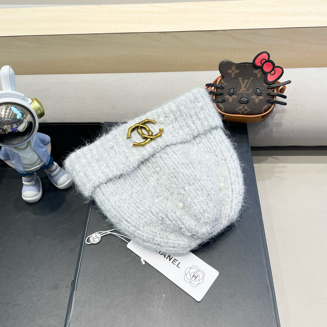 CHANEL BEANIE HAT IN CLOUD GRAY WOOL 430081