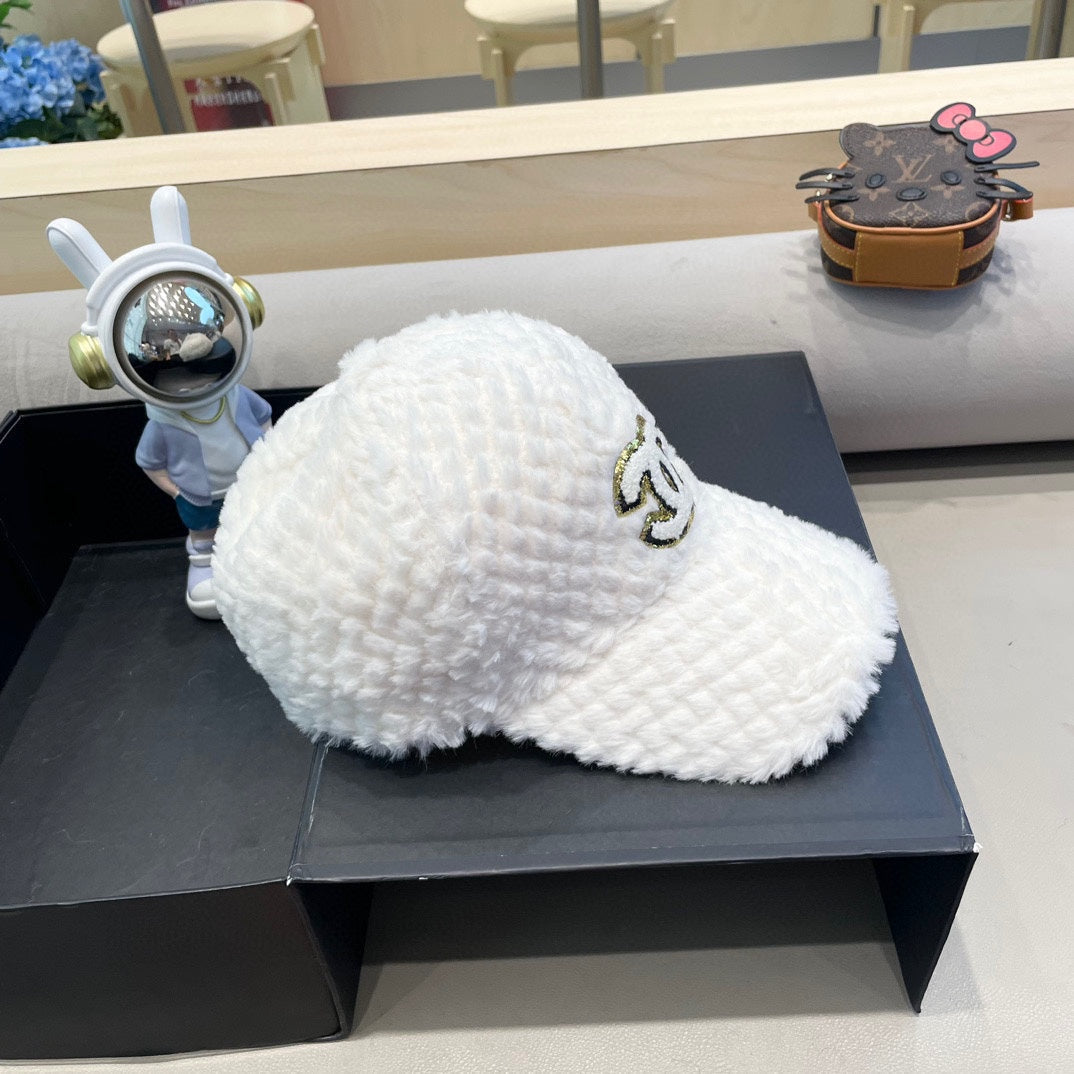 CHANEL BASEBALL CAP IN WHITE FLEECE 431372