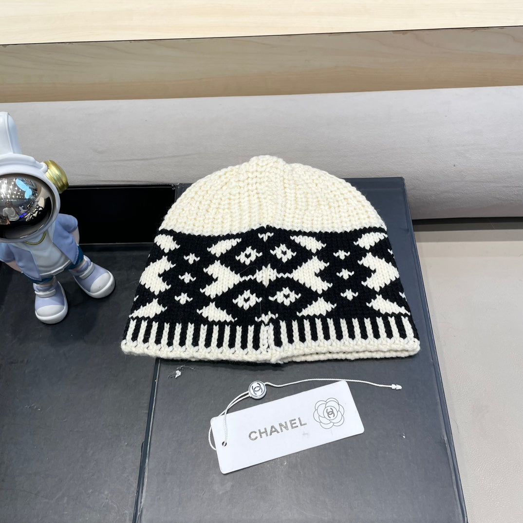 CHANEL BEANIE HAT IN WHITE MIX BLACK WOOL 431697
