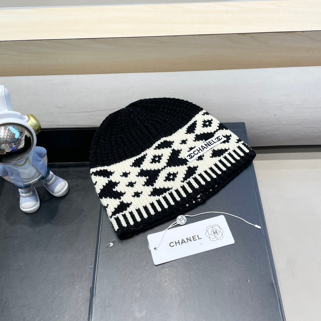 CHANEL BEANIE HAT IN BLACK MIX WHITE WOOL 431698