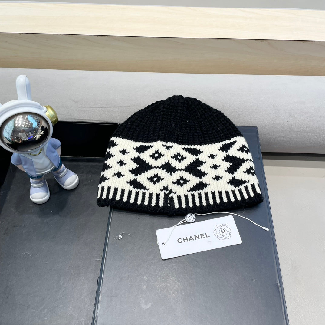 CHANEL BEANIE HAT IN BLACK MIX WHITE WOOL 431698
