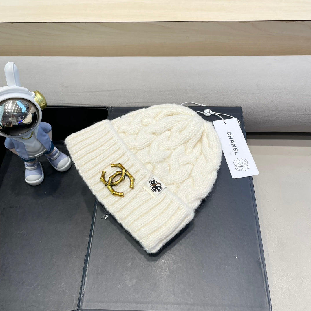 CHANEL BEANIE HAT IN WHITE WOOL 431705