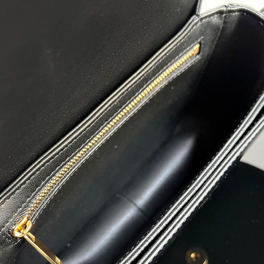 Celine CLASSIQUE TRIOMPHE 22 BLACK SMOOTH CALFSKIN