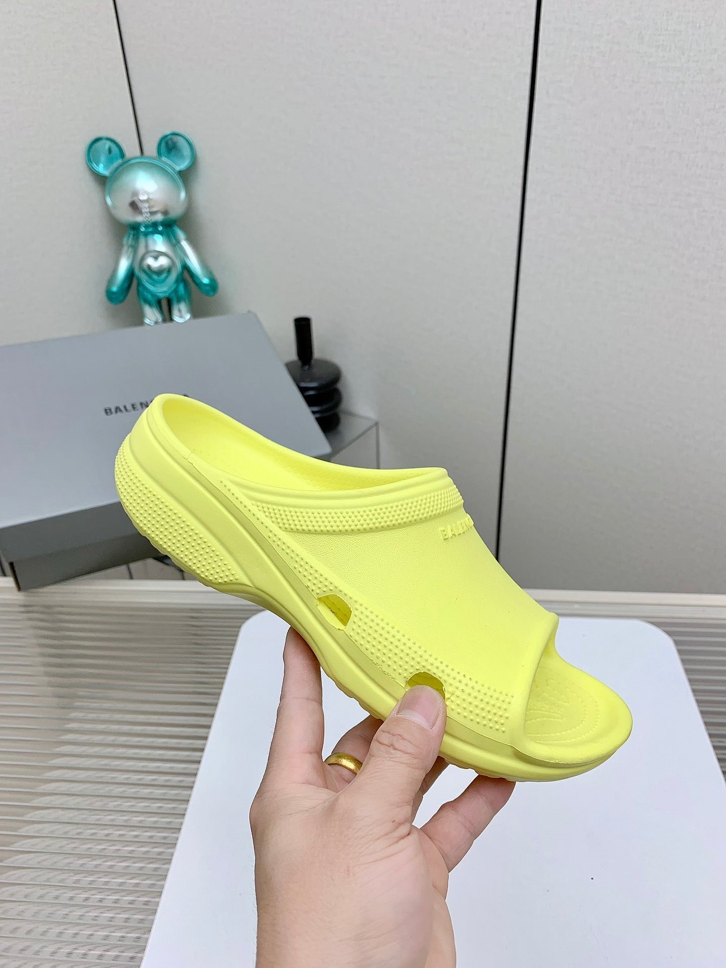 Balanciaga POOL CROCS IN MANZ YELLOW RUBBER