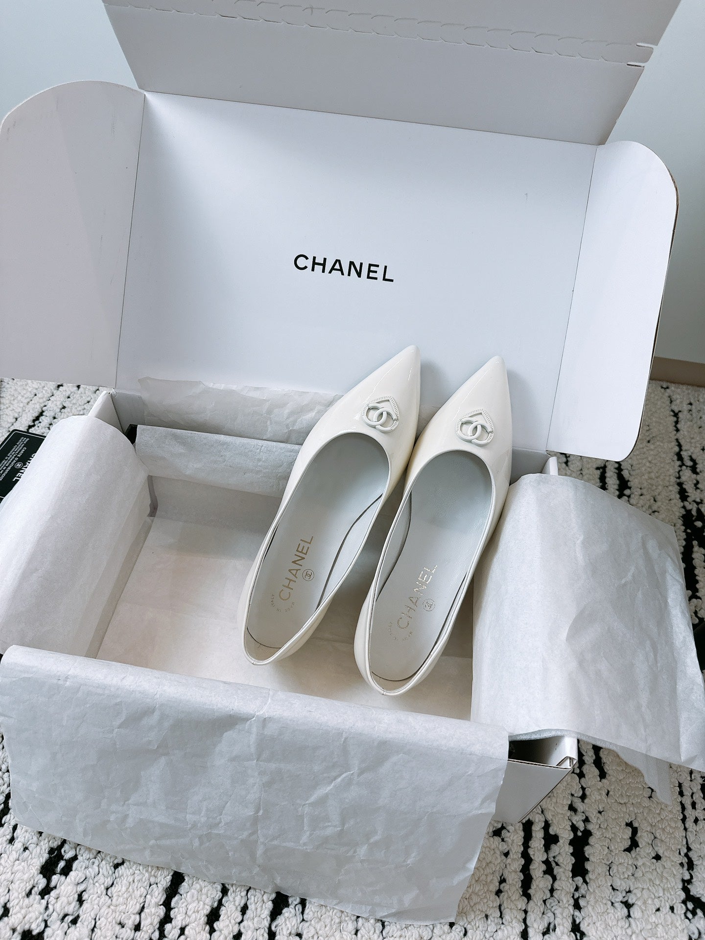 CHANEL Ballet Flats In White Glossy Lambskin 144669