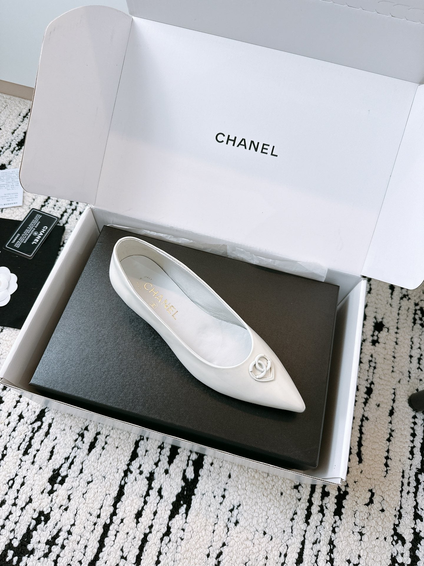 CHANEL Ballet Flats In White Glossy Lambskin 144669