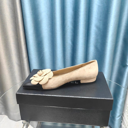 CHANEL BALLET FLAT IN TAN BEIGE SUEDE AND BLACK CALFSKIN WITH FLOWER
